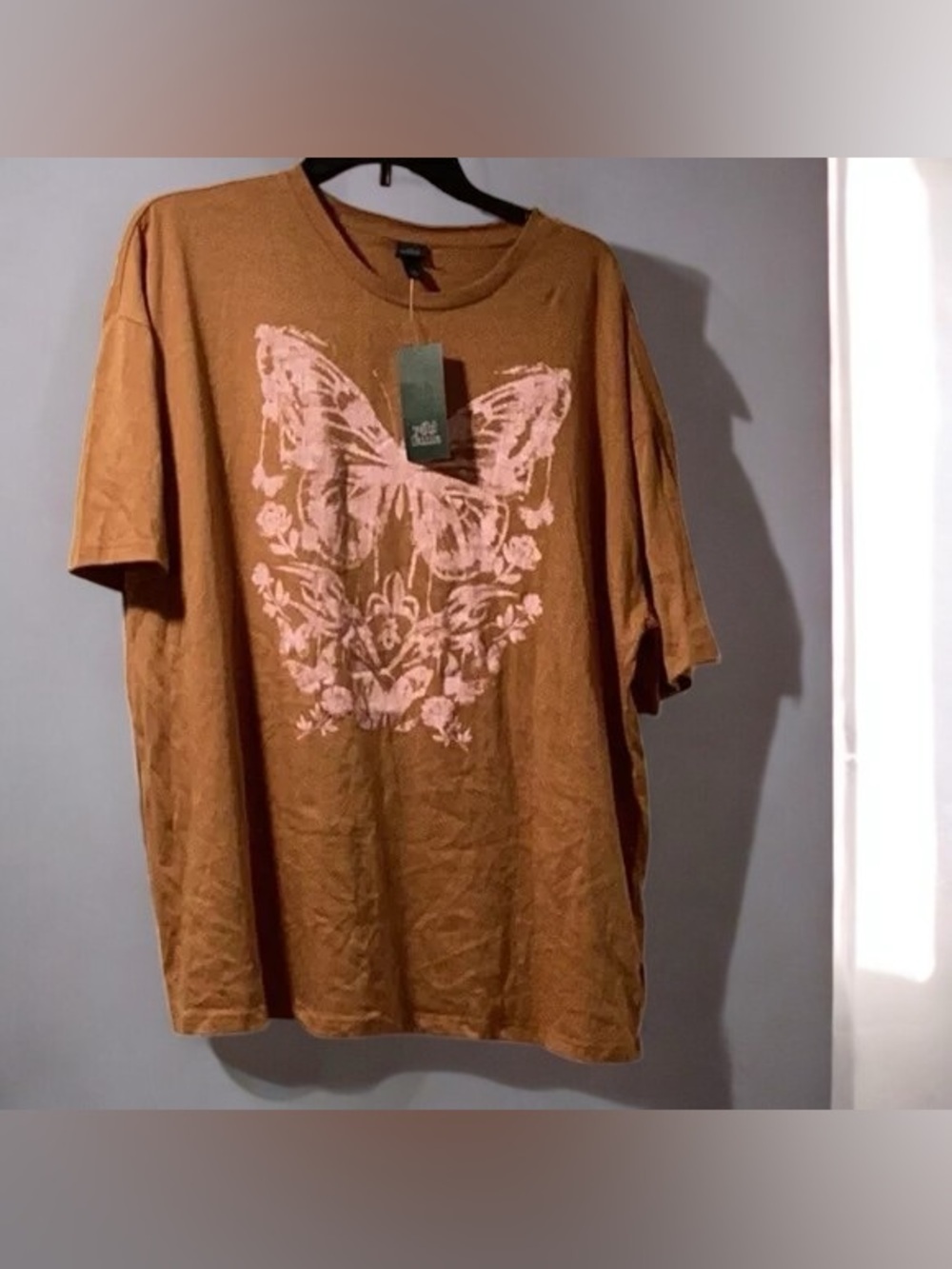 ⚓️Rust Brown Short-Sleeve Tee with Pink Butterfly Graphic - Casual Crewneck